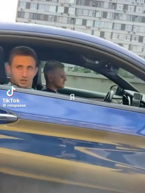 Still frame from алиса не умеет петь — a 18s clip marked up for dubbing